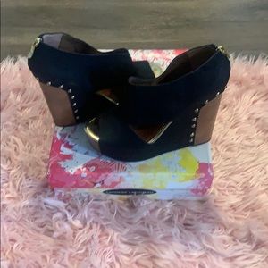 Chinese Laundry size 10 wedges